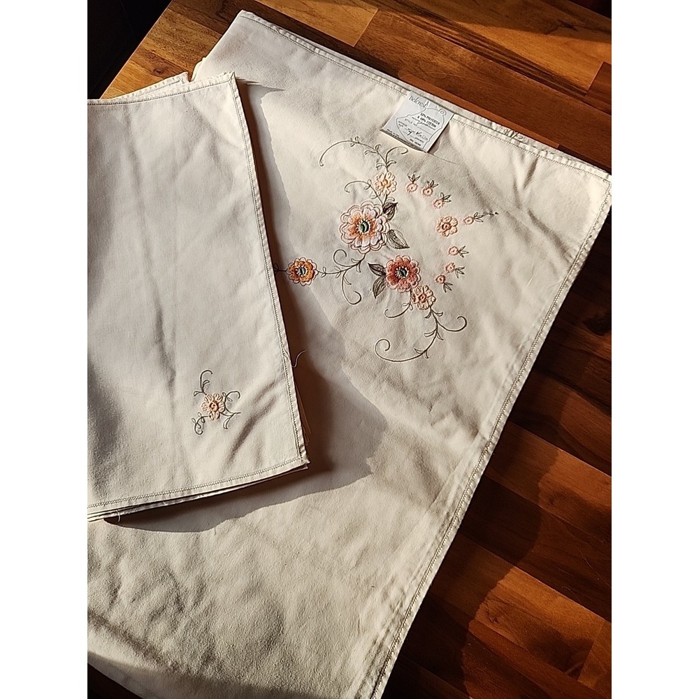 VTG Belcrest Grandmacore Cottage Country Embroidered Tablecloth And Napkin Set